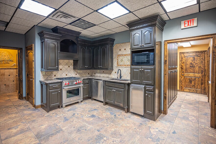 More Photos Of 5845 49th St, Lubbock Warehouse For Lease