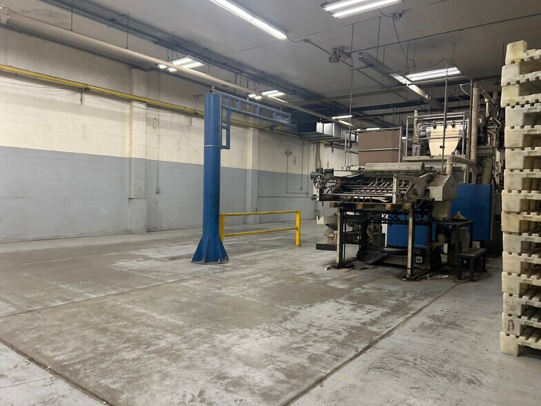 More Photos Of 3340-3350 Main St, Ravenna Light Manufacturing For Sale