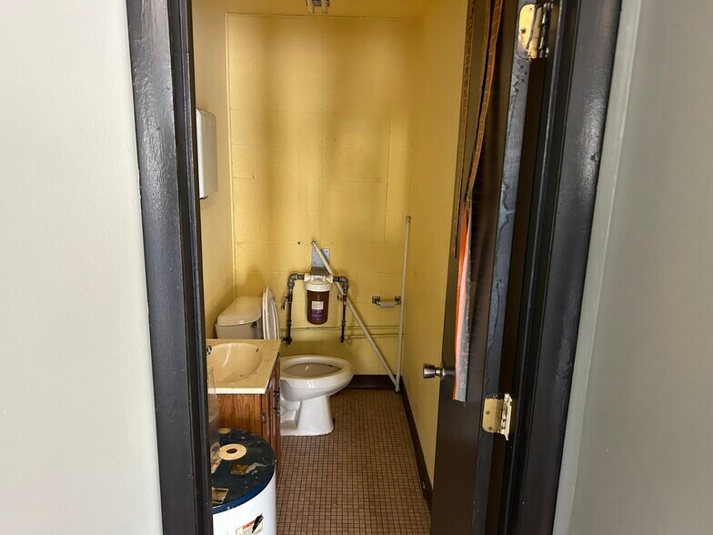 More Photos Of 10009-10011 Maccorkle Ave, Charleston Freestanding For Lease