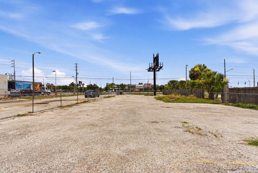 More Photos Of 8710 E Colonial Dr, Orlando Auto Dealership For Lease