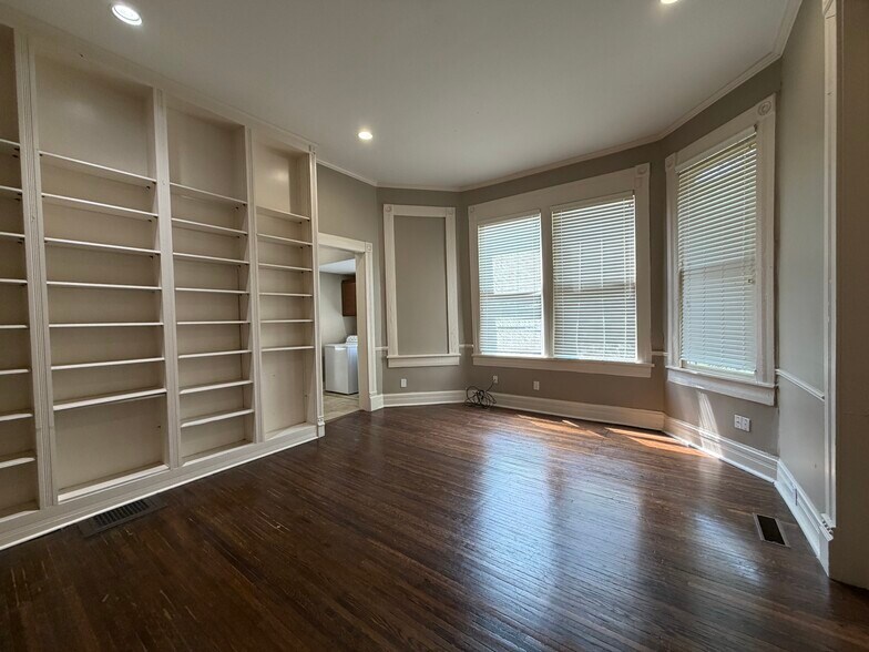 More Photos Of 28 S Idlewild St, Memphis Freestanding For Sale