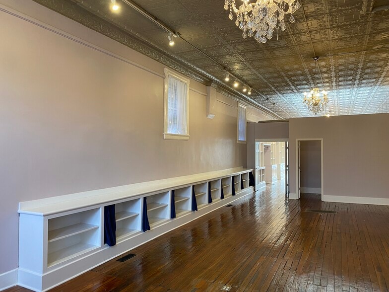 More Photos Of 209-211 N Limestone, Lexington Storefront Retail Residential For Sale