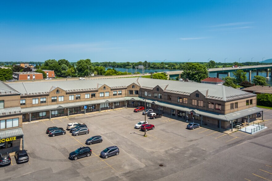 More Photos Of 315 Rue Macdonald, St-Jean Office For Lease