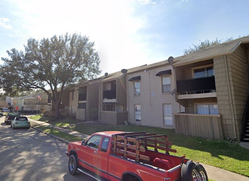 More Photos Of 7900 Creekbend Dr, Houston Apartments For Sale