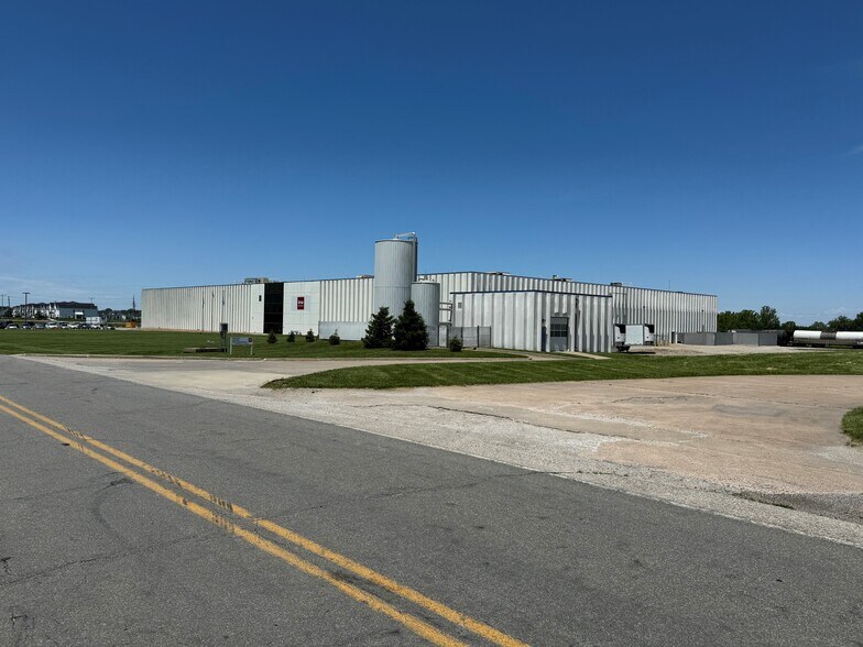 More Photos Of 400 Prairie Village Dr, New Century Manufacturing For Lease