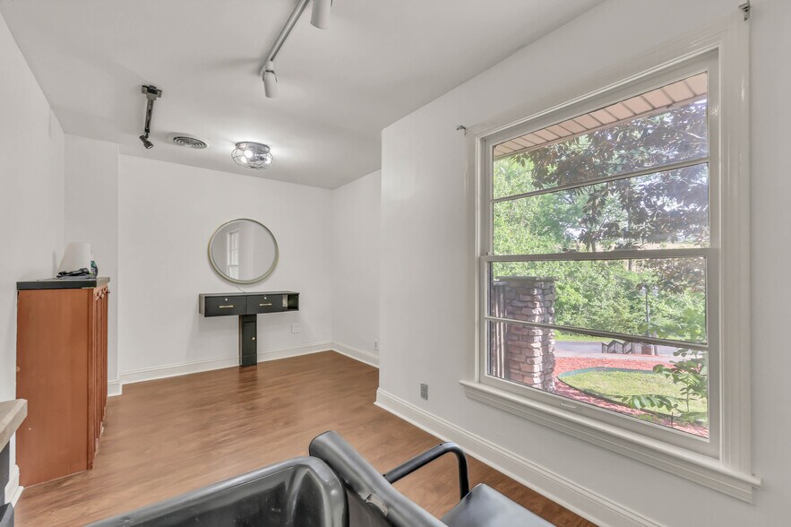 More Photos Of 1543 Madison St, Clarksville Specialty For Sale