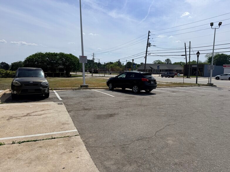 More Photos Of 302 N Main St, Fuquay-Varina Convenience Store For Lease