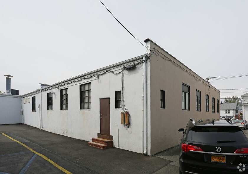 More Photos Of 65 Albany Ave, Freeport Warehouse For Lease