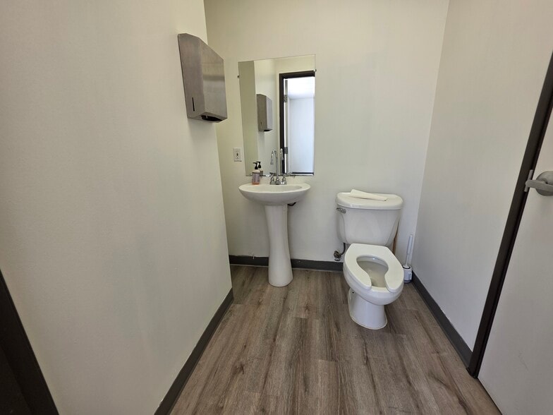 More Photos Of 5601-5605 Virginia Pky, McKinney Medical For Lease
