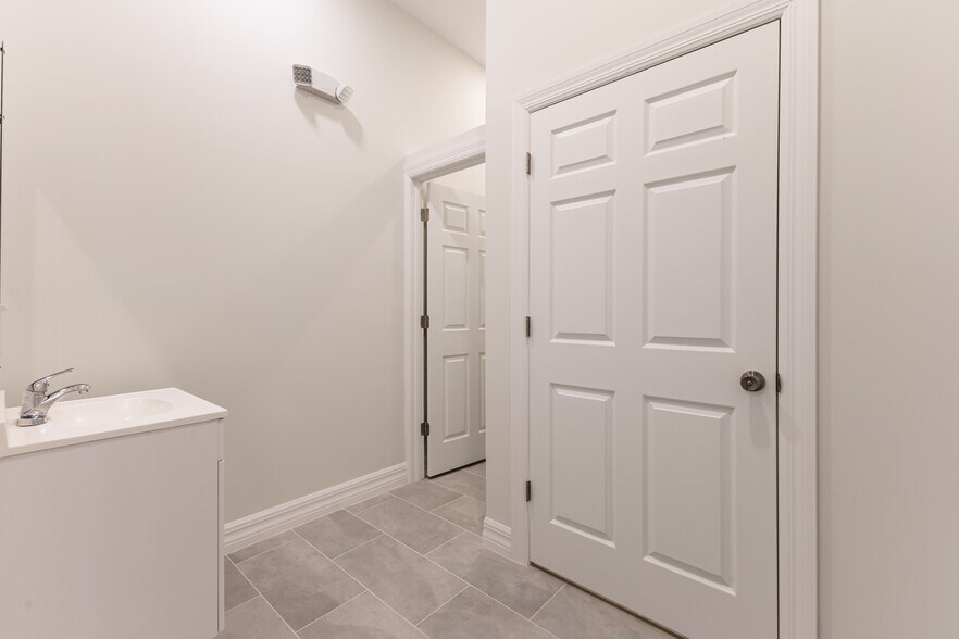 More Photos Of 8359 Stringfellow Rd, Saint James City Medical For Lease