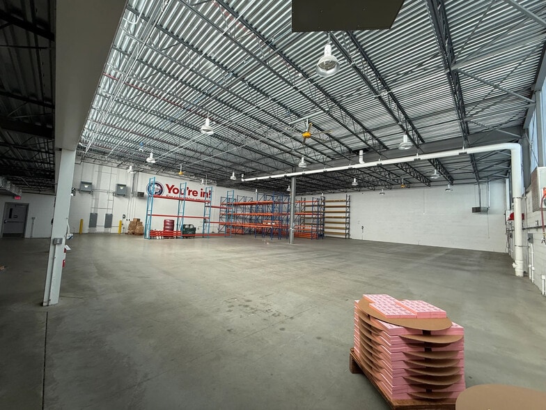 More Photos Of 211 Sylvania Ave, Toledo Manufacturing For Lease