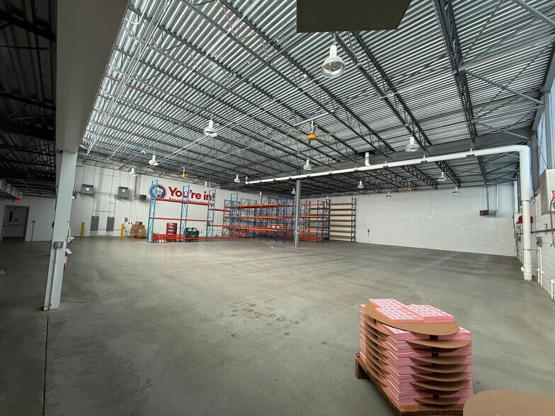 More Photos Of 211 Sylvania Ave, Toledo Manufacturing For Lease