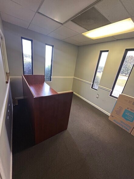 More Photos Of 24 Hampton Rd, Lyman Warehouse For Lease