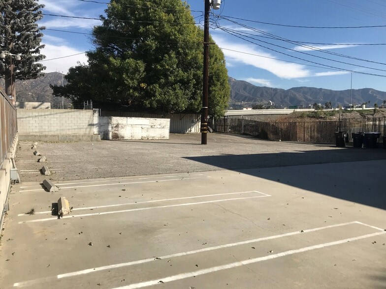 More Photos Of 1036 N Lake St, Burbank Service For Lease