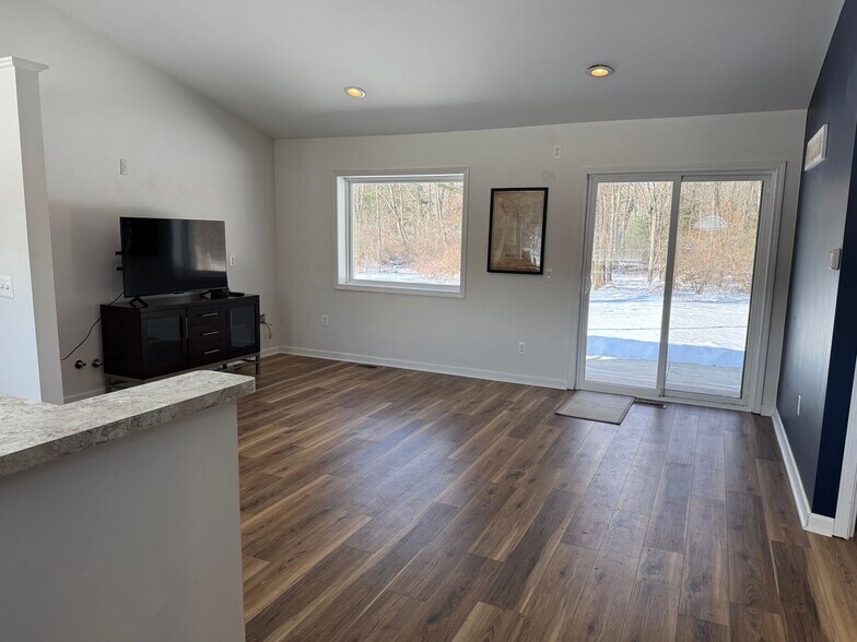 More Photos Of 8864 Whitmore Lake Rd, Brighton Office Residential For Lease