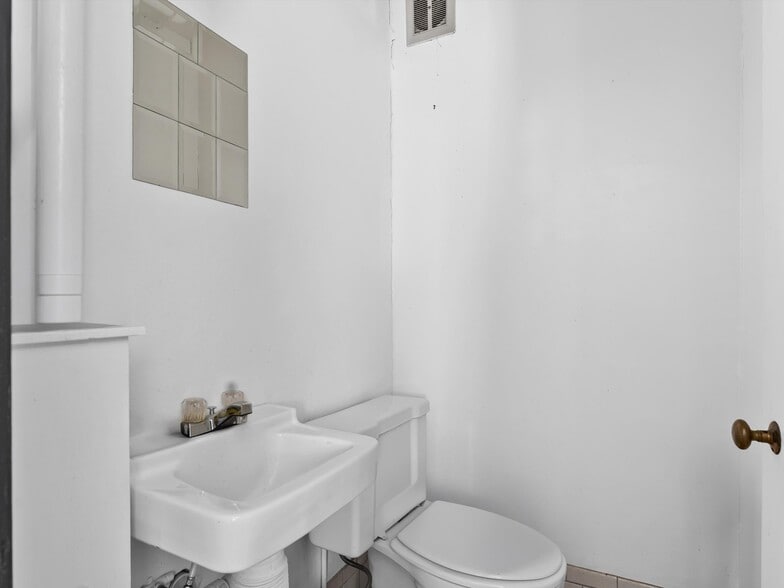 More Photos Of 914 S 10th St, Manitowoc Storefront Retail Residential For Sale