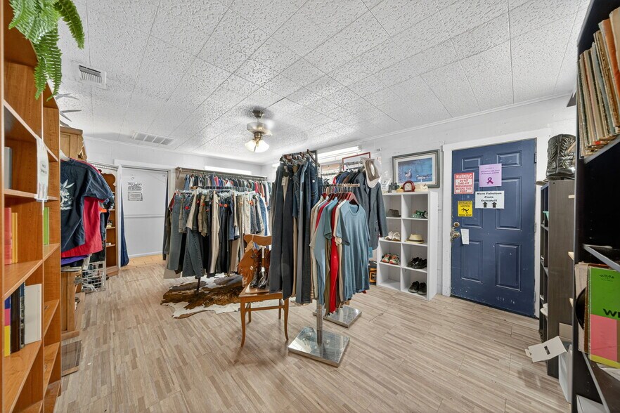 More Photos Of 930 N School St, Boerne Office For Sale