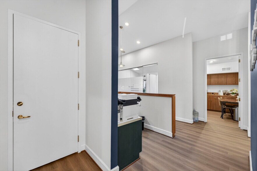 More Photos Of 10130-10134 Colvin Run Rd, Great Falls Medical For Lease