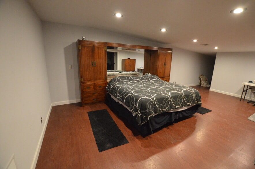 More Photos Of 982 County Road 979, Royse City Showroom For Lease
