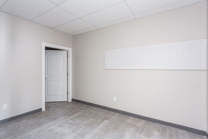 More Photos Of 36 Parkway Ln, Fishersville Storefront Retail Office For Lease