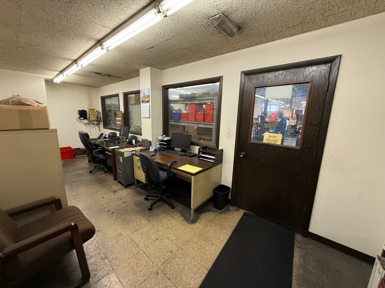 More Photos Of 135 Martin Ln, Elk Grove Village Warehouse For Sale