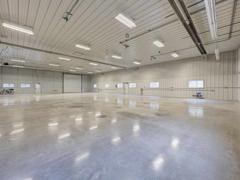 More Photos Of 1 Northgate Dr, Windsor Locks Warehouse For Lease