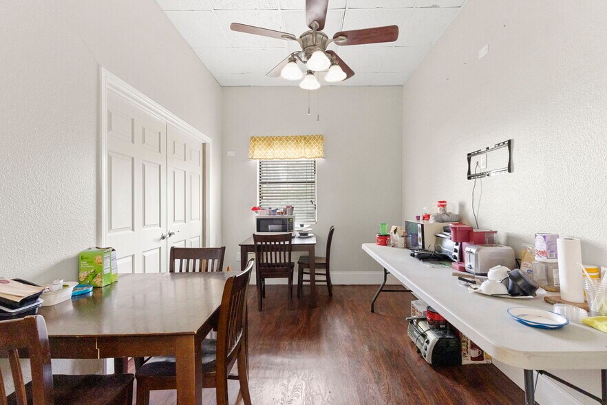 More Photos Of 1237 Lady Marion Ln, Dunedin Office For Lease