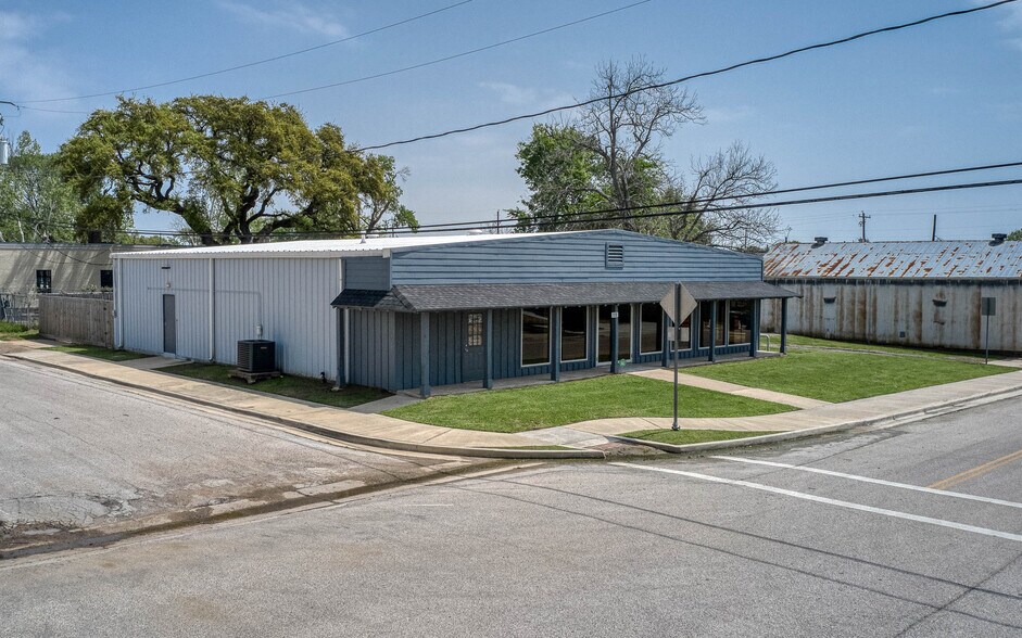 More Photos Of 1118 Smith St, Waller Showroom For Sale