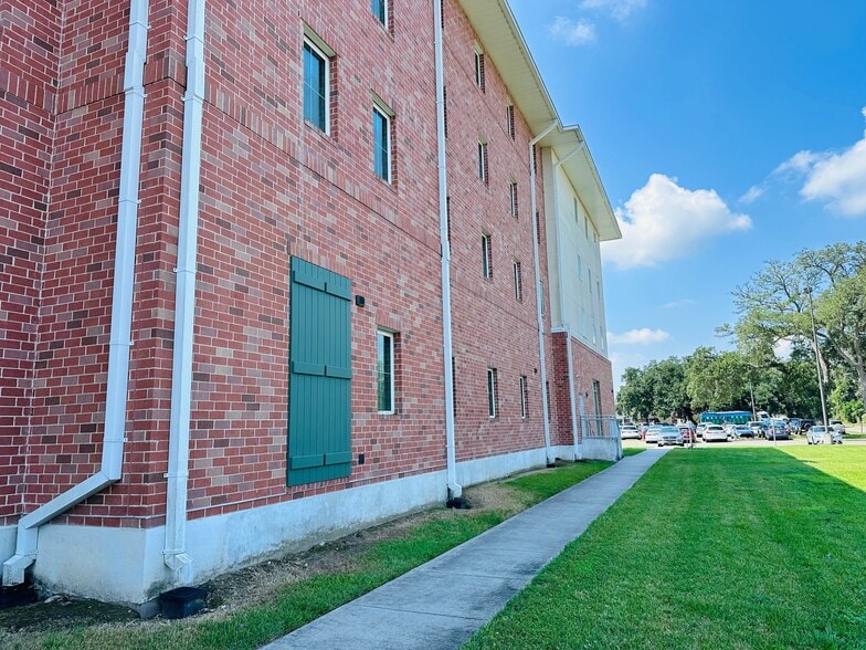 More Photos Of 4117 Woodland Dr, New Orleans Dormitory For Sale