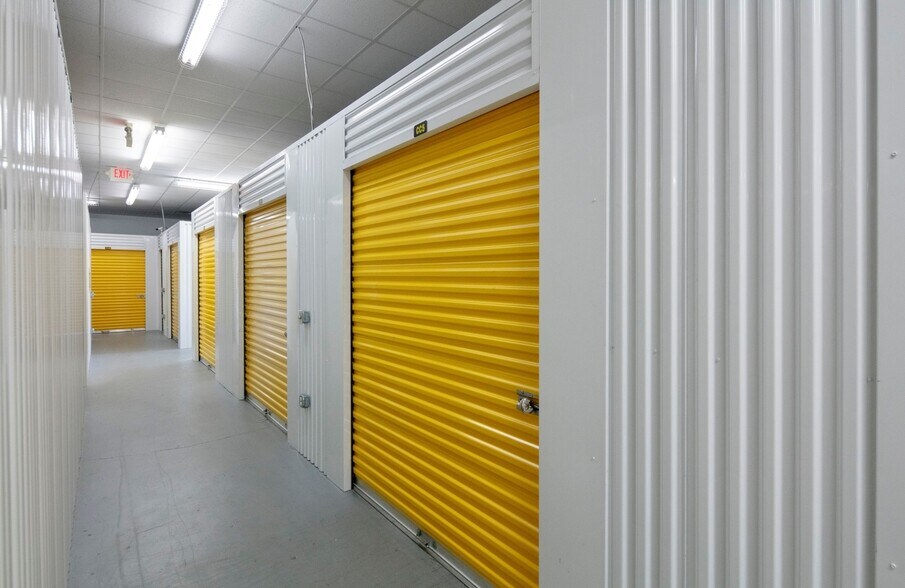 More Photos Of 942 Capital Cir NW, Tallahassee Self Storage For Lease