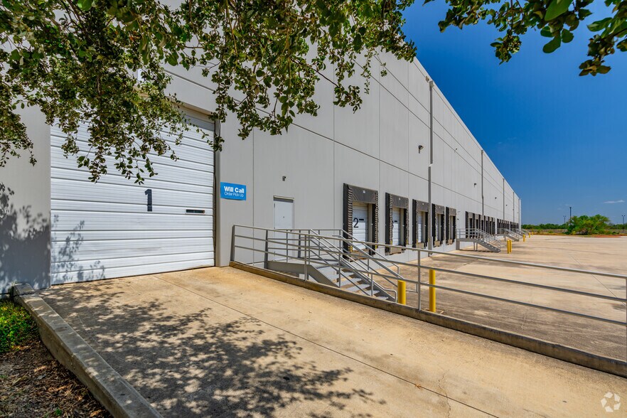 More Photos Of 10120 Fischer Rd, Von Ormy Distribution For Sale