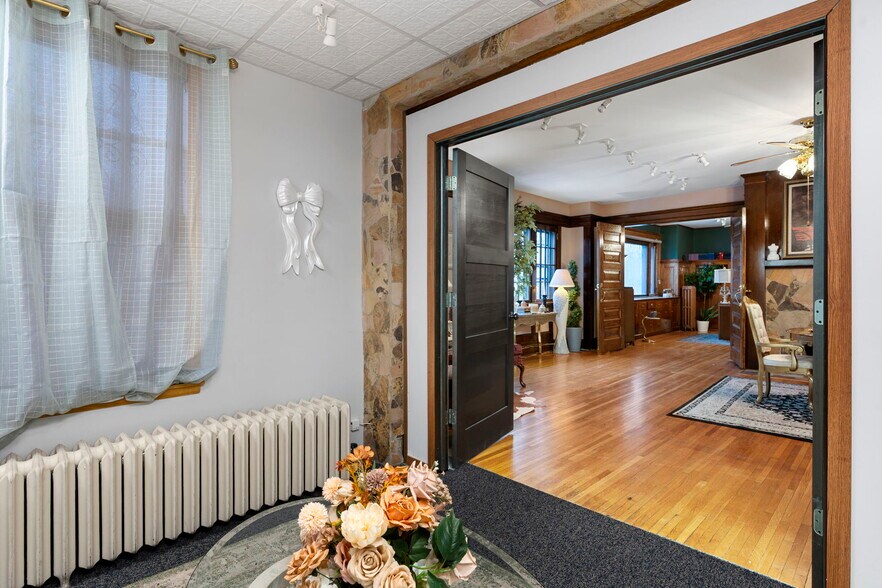 More Photos Of 3040 Lyndale Ave S, Minneapolis Office For Sale