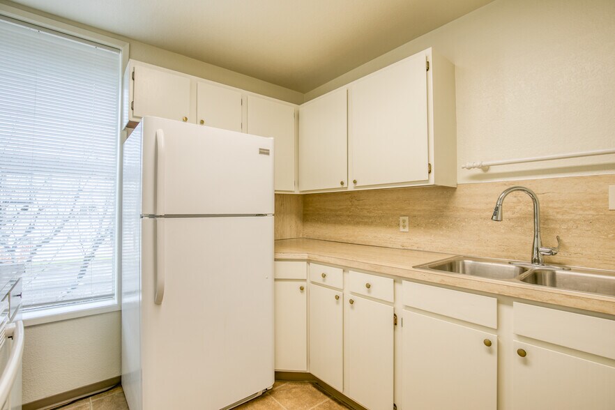 More Photos Of 208 N H St, Aberdeen Office For Sale