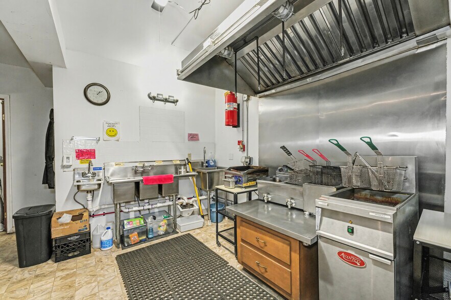 More Photos Of 3 John St, Nassau Freestanding For Sale