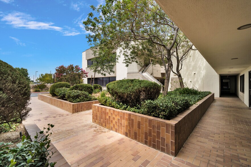 More Photos Of 1672 W Avenue J, Lancaster Medical For Lease