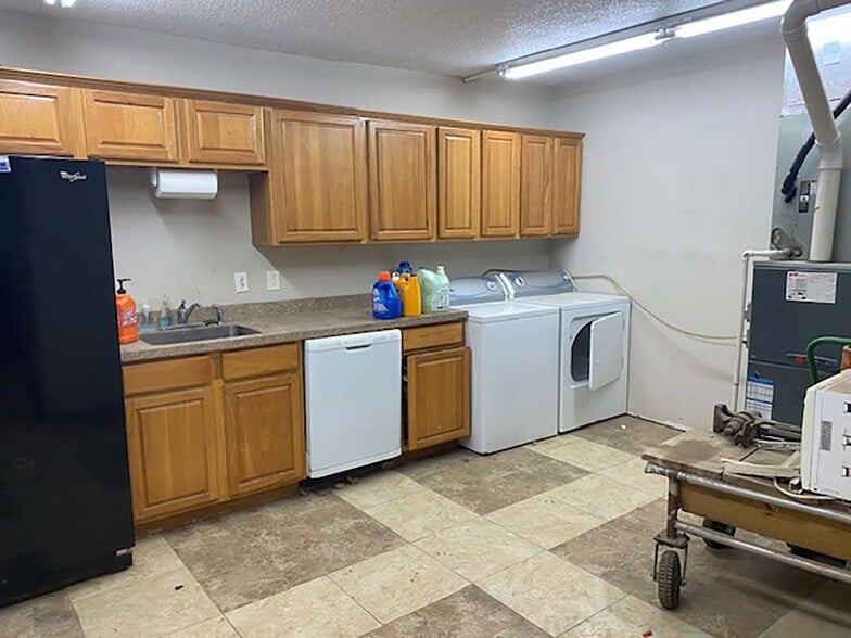 More Photos Of 2415 S Byrne Rd, Toledo Showroom For Sale