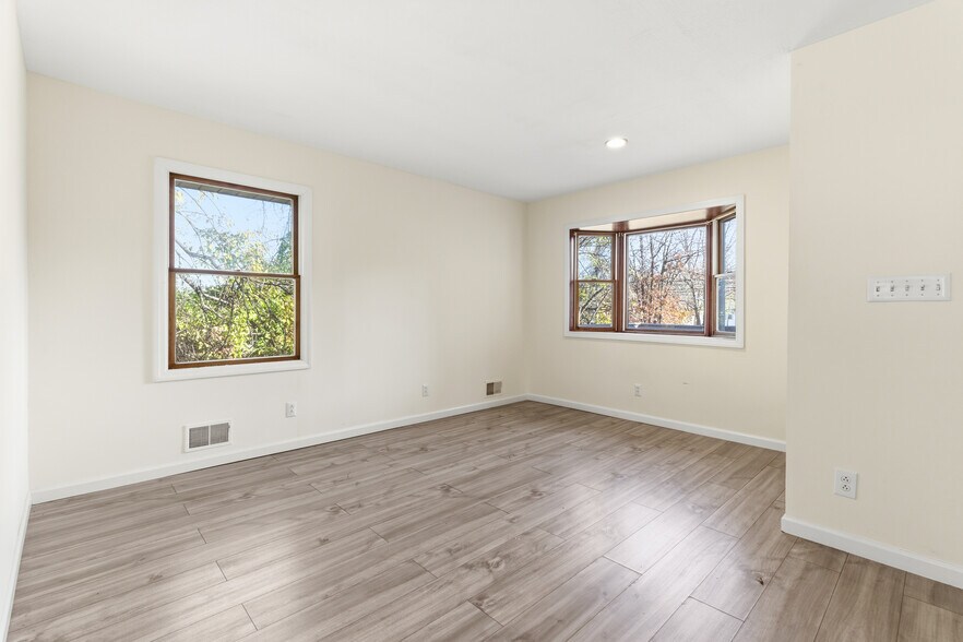 More Photos Of 1818 Oak Tree Rd, Edison Medical For Lease