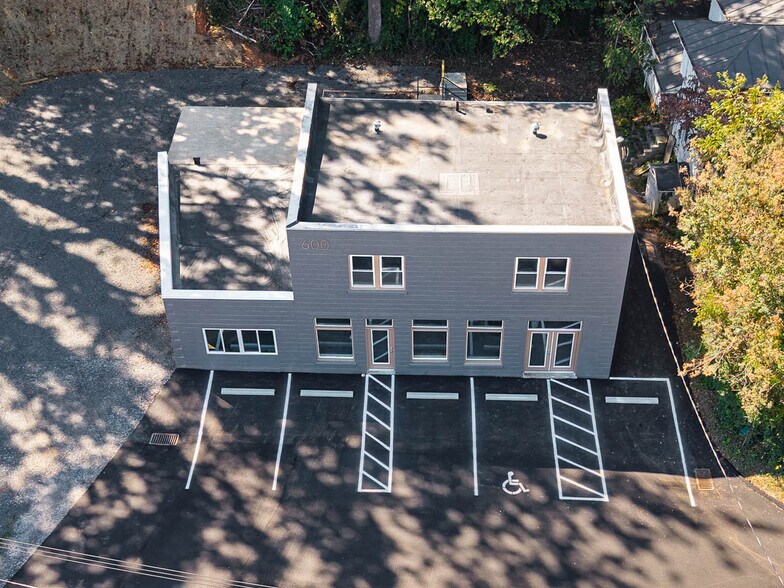 More Photos Of 600 Memorial Blvd, Martinsville Flex For Lease