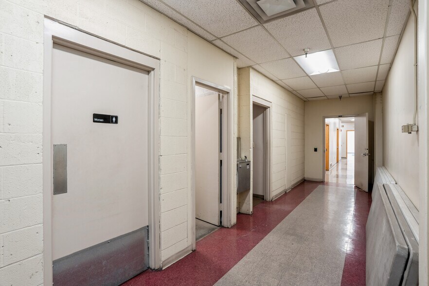 More Photos Of 2301 Fleur Dr, Des Moines Warehouse For Lease