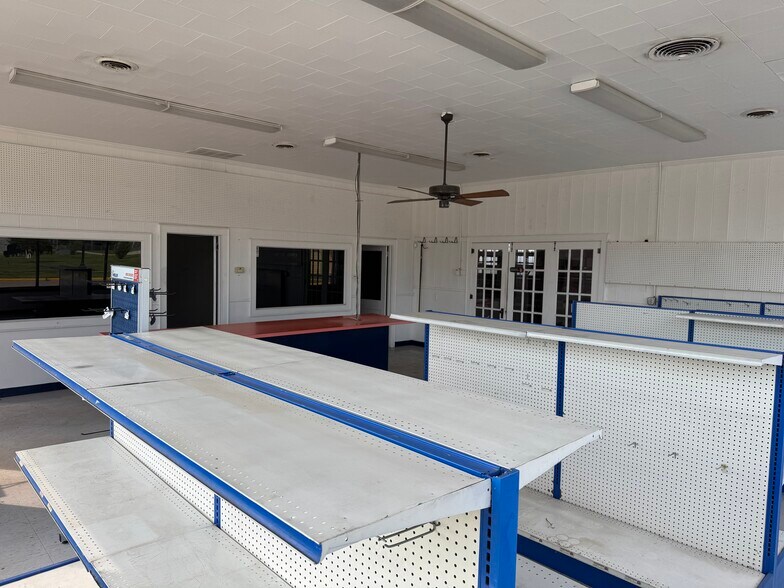 More Photos Of 717 N 2nd St, Vincennes Warehouse For Lease