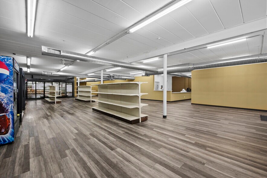 More Photos Of 755 N Snelling Ave N, Saint Paul Storefront For Lease