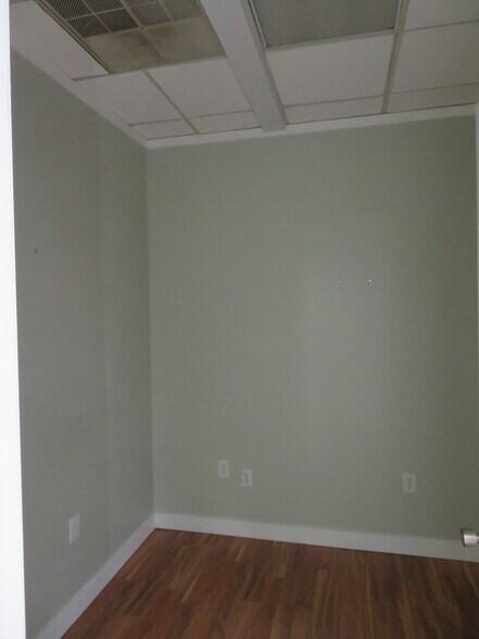 More Photos Of 4801 Wisconsin Ave NW, Washington Office For Sale