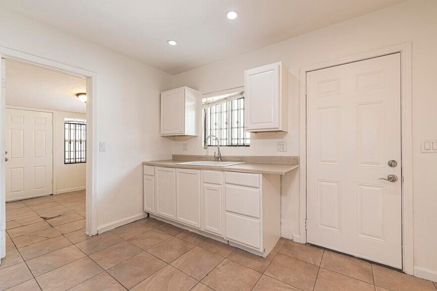 More Photos Of 31 Fulton Ave, Pasadena Light Manufacturing For Sale