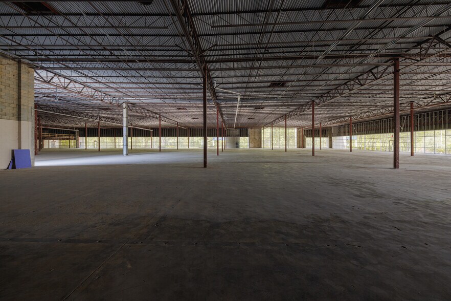 More Photos Of 100 Sunport Ln, Orlando Light Distribution For Lease