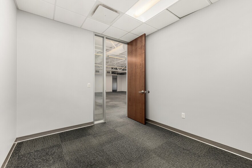 More Photos Of 450 N 54th St, Chandler Distribution For Lease