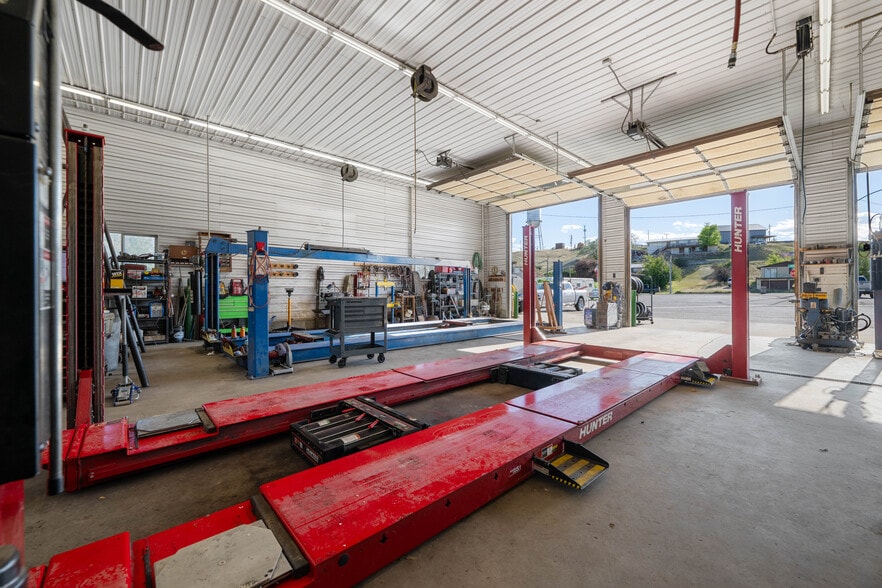 More Photos Of 402 N Pyfer St, Whitehall Office For Sale