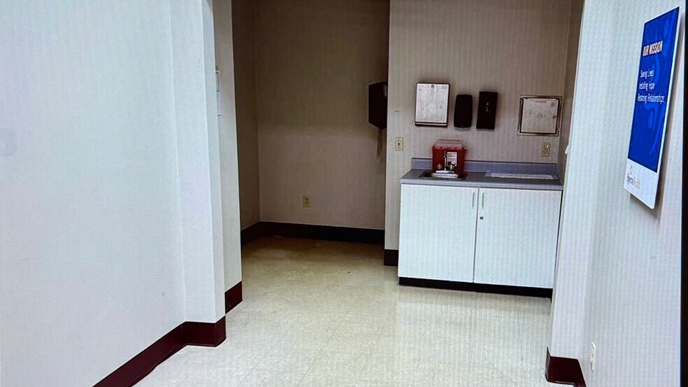 More Photos Of 2-12 NW 5th St, Richmond Storefront For Lease