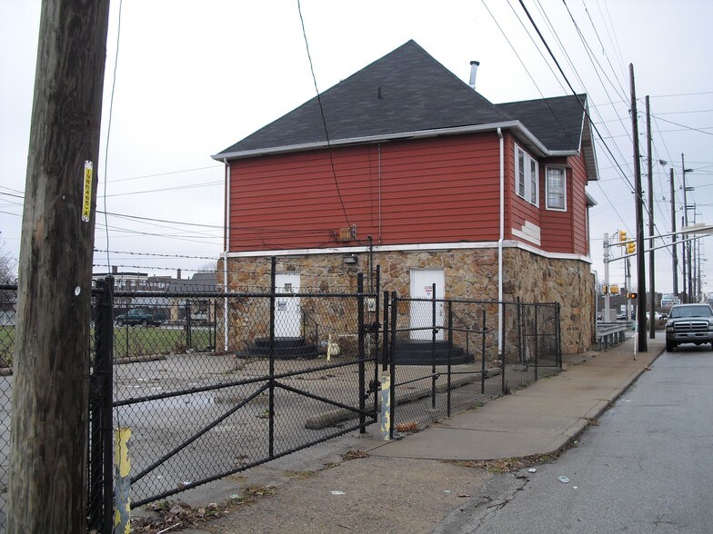 More Photos Of 2202 N Illinois St, Indianapolis Storefront Retail Office For Lease