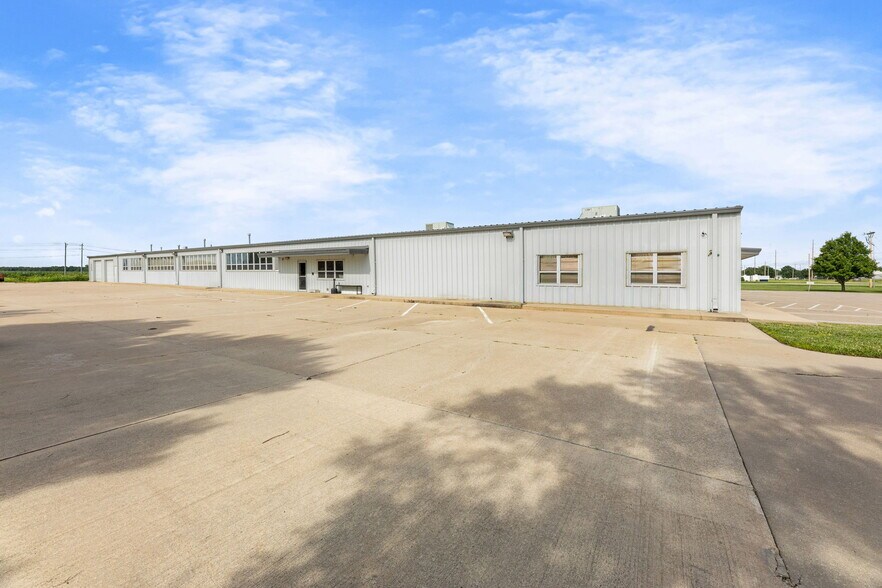 More Photos Of 900 W Miller Rd, Iola Manufacturing For Sale
