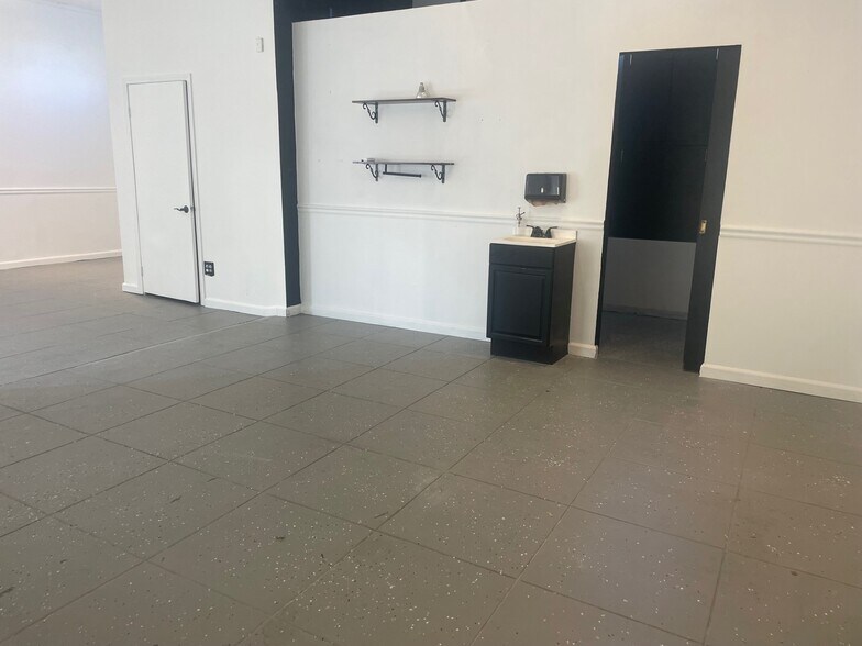 More Photos Of 161-163 S Crescent Heights Blvd, Los Angeles Storefront Retail Residential For Lease